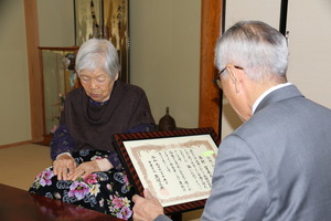 お祝いの言葉を伝える奥塚市長