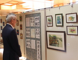 作品展示会を見学する奥塚市長