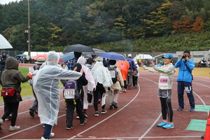 ウォーキング参加者を見送るゲストランナーの瀬口美香さん