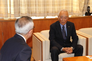 田中代表取締役（写真右）の説明を聞く奥塚市長