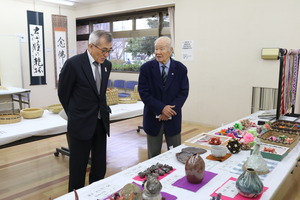 作品の説明を受ける奥塚市長