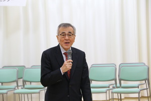 あいさつする奥塚市長