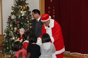 清浄園で子どもたちにプレゼントを手渡す奥塚市長