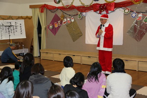 聖ヨゼフ寮で子どもたちに話しかける奥塚市長