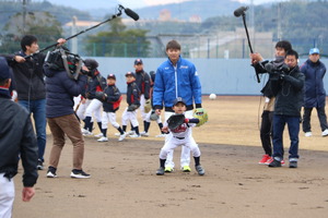 指導する田中投手