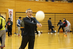 始球式でサーブを打つ奥塚市長