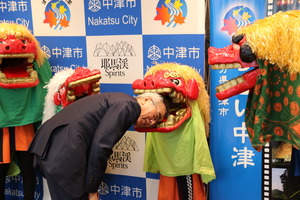 獅子舞に頭を噛んでもらう奥塚市長