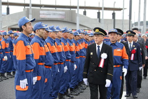 人員服装点検を行う奥塚市長