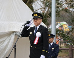 敬礼する奥塚市長