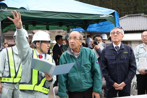 説明を聞く広瀬知事と奥塚市長