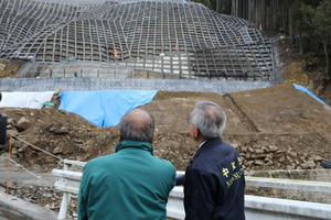 現場を確認する広瀬知事と奥塚市長