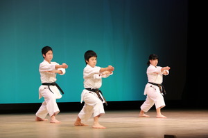 中津市空手道連盟による演武