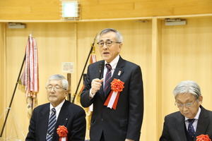 あいさつする奥塚市長