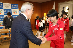 握手する選手と奥塚市長
