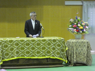 祝辞を述べる奥塚市長