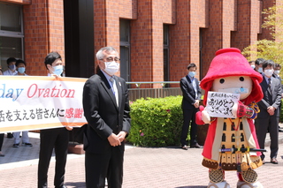 感謝とエールの言葉を送る奥塚市長