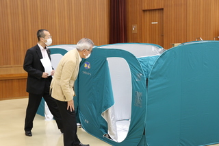 避難所設備を確認する奥塚市長