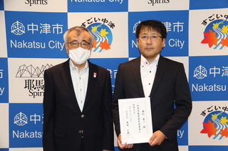 横松氏（写真右）と奥塚市長