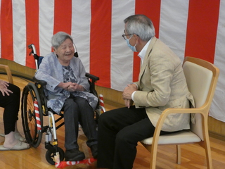 会話のひと時を楽しむ奥塚市長（写真右）