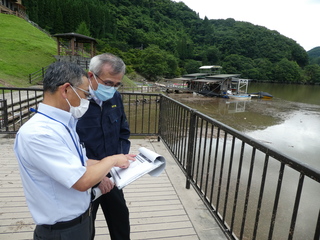 耶馬溪ダムへの流木等流入状況を確認する奥塚市長（写真右）