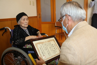 表彰状を手渡す奥塚市長（写真右）