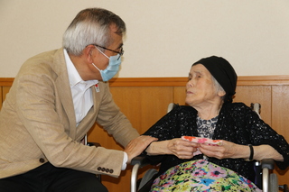 会話のひと時を楽しむ奥塚市長（写真左）