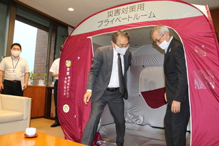 設営したプライベートルームの内部を確認する奥塚市長（写真右）