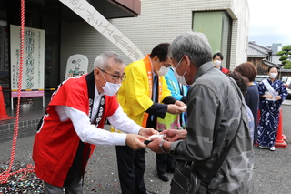 商品券を渡す市長