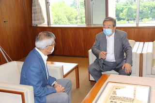 辛嶋氏と話す奥塚市長（写真左）