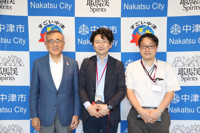 左から奥塚市長、旧任の入船氏、新任の高田氏