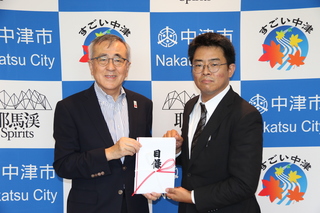 奥塚市長（写真左）と竜神代表取締役社長