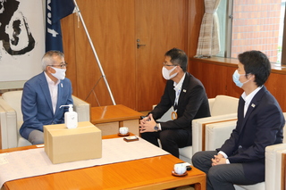 歓談する奥塚市長（写真左）と鍵元支社長ら