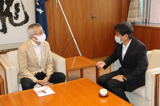 歓談する久保様と奥塚市長（写真左）