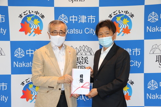 久保様から目録を受け取る奥塚市長（写真左）