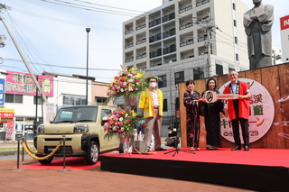 景品のダイハツ車の鍵を受け取る奥塚市長（写真右）
