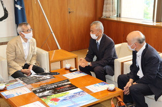 歓談する奥塚市長（写真左）と白水社長ら