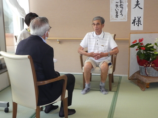 歓談する奥塚市長（左手前）と岩下さん