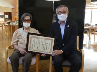 金川さんと奥塚市長（右）