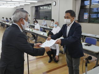 委嘱状を渡す奥塚市長