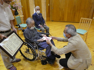 加耒さんに表彰状と記念品を手渡す奥塚市長（右）