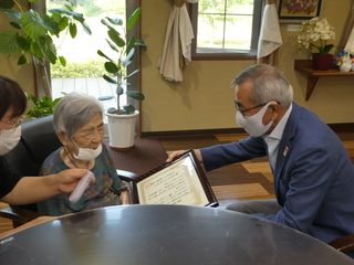 表彰状を宮拝さんに手渡す奥塚市長（右）