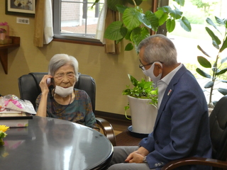 宮拝さんと歓談する奥塚市長（右）