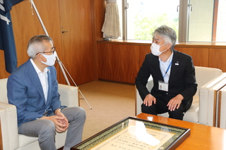 歓談する城戸崎さんと奥塚市長（左）