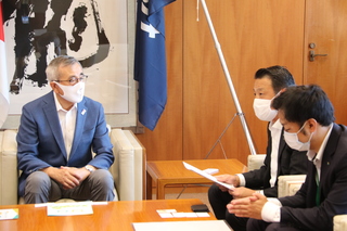 歓談する奥塚市長（写真左）と松本大分支社長ら
