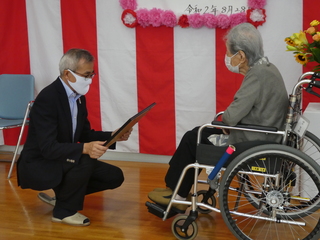 表彰状を読み上げる奥塚市長（左）