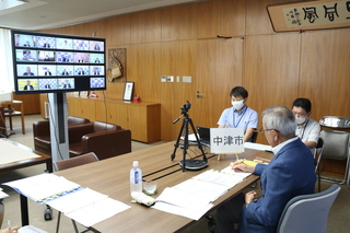 ウェブ会議に参加する奥塚市長（写真右）