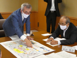県知事に要望書の内容を説明する奥塚市長