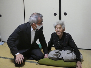 歓談する池部さんと奥塚市長（写真左）