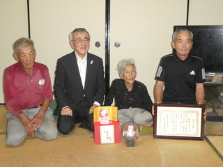 池部さんご家族と奥塚市長（写真左から2番目）