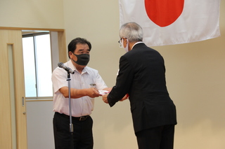 目録を受け取る奥塚市長（写真右）